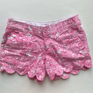 Lilly Pulitzer Sz 00 Buttercup She's A Fox Print Pink 5" Scallop Hem Shorts Pink - Picture 1 of 9
