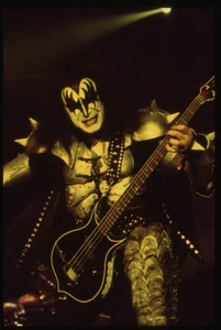 KISS Gene Simmons Original 35mm Prensa Diapositiva Archivo Fotográfico Calidad Profesional - Imagen 1 de 2