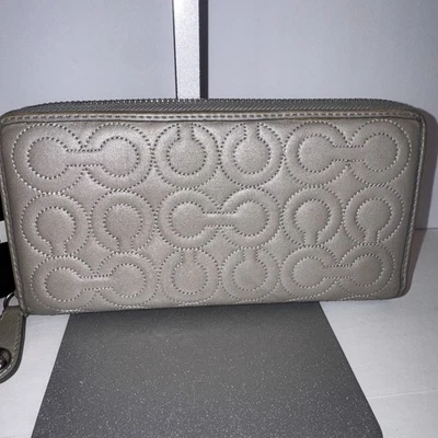 Carteira Coach cinza acolchoada de lona com zíper 8”x4,5” prata hardware muito bom estado usado - Imagem 1 de 4