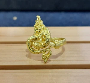 Anillo de latón dorado Naga amuleto tailandés talismán proteger poder prosperidad suerte talla 58 - Imagen 1 de 7