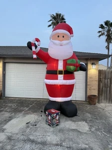 Inflable Gemmy 20 ft iluminado tamaño gigante ondulando Santa soplado por aire - Imagen 1 de 9