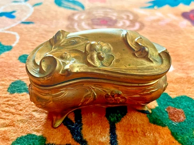¡BONITO! ANTIGUO Joyería Ataúd Rosa Forrado en Seda VICTORIANO ART NOUVEAU Anillo Caja Oro Foto 1 de 4