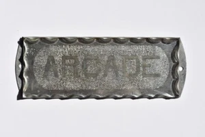 Letrero de lámina de vidrio espejo borde festoneado arcade temprano raro antiguo para juegos de metal - Imagen 1 de 8