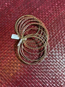 Torrid Armreifen Armband 12er Set. Größe 3/4. Neu mit Etikett. Gold Und Rot. - Bild 1 von 4