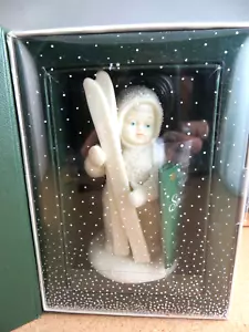 Vintage Dept 56 #68152 Winter Tales Snowbabies Lets Go Skiing weiße Figur Neu im Karton - Bild 1 von 7