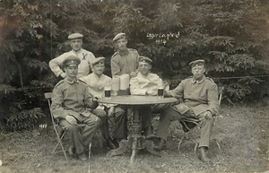 RPPC Primera Guerra Mundial Postal Soldados húngaros con cerveza Lager Lechfeld en la mesa 1914 - Imagen 1 de 2