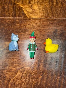 Mythic Legions Figura Obscura Weihnachtsmann Elfe Stofftier Wolf und Gummiente - Bild 1 von 1