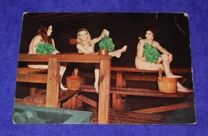 Postal cromada vintage de tres mujeres en una sauna "SUOMI FINLAND Sauna-Bastu" - Imagen 1 de 2