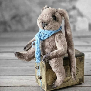 Vintage Künstlerhase 24 cm m. Strickschal Plüschhase Hase Kaninchen Handarbeit  - Bild 1 von 5