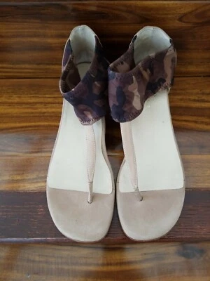 Sandalia TR By Taryn Rose TAN Gamuza Kael CAMO Puño al Tobillo 8M Foto 1 de 4
