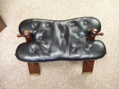 Vintage - Camel Saddle Grande Banquinho de Latão Inlay Estrutura de Madeira - Imagem 1 de 4