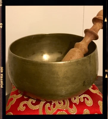FLOATING LOTUS Antique 3rd Eye Chakra Singing Bowl
