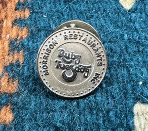 Ruby Tuesday Restaurant 10K Gold Filled Pin 1/10 - Picture 1 of 3