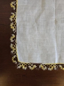 HANKIE vintage años 50 hecho a mano bonito tatuaje ganchillo marrón y amarillo 13x13 pulgadas - Imagen 1 de 5