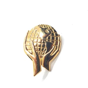 Weltkugel von Hand gehalten Pin Globale Einheit Erde Emblem Revers Statement Vintage - Bild 1 von 3