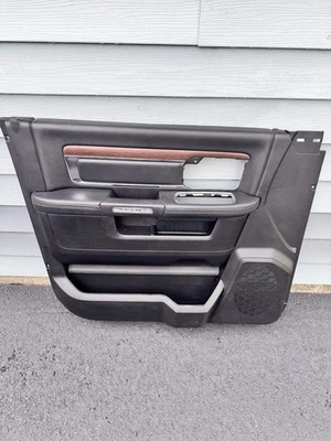 Painel de acabamento interno da porta do motorista dianteiro RAM 1500 2500 LARAMIE 13-18 preto fabricante de equipamento original - Imagem 1 de 4