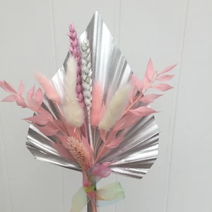 TORTENAUFLEGER mittelgroßer silberner Palmenspeer mit rosa weißer Mischung Trockenblumenblüten - Bild 1 von 7