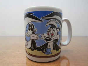 Taza de colección Warner Bros Jumbo Pepe Le Pew - Hot & Sweet 1997 - Imagen 1 de 7
