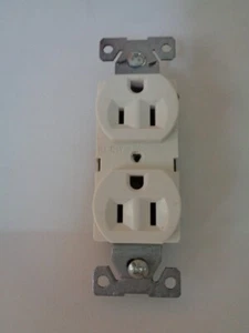 COOPER BACKWIRE MESSA A TERRA PRESA DUPLEX BR15W 15A 125V 2 POLI 3 FILI NUOVO - Foto 1 di 1
