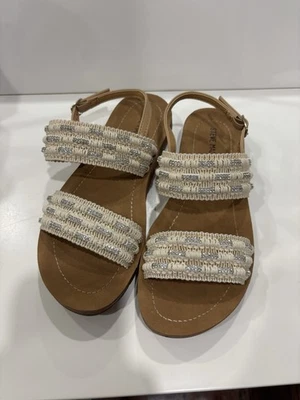 Steve Madden Girls Sandals Size 3. Natural Color With Rhinestones. New - Image 1 of 4