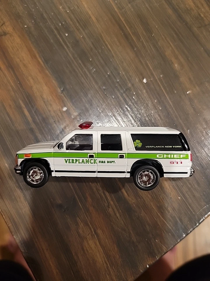 Código 3 Diecast Chevrolet Suburban City of Verplanck FD 1:64 12409 Suelto Foto 1 de 4