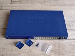 Netgear FS728TPv2 24+4 port PoE 10/100 Smart Switch con rack ears - Foto 1 di 5