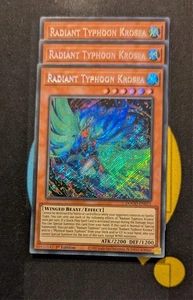 DOOD-DE015 Strahlender Taifun Krosea x3 Secret Rare 1. Auflage YuGiOh Playset - Bild 1 von 4