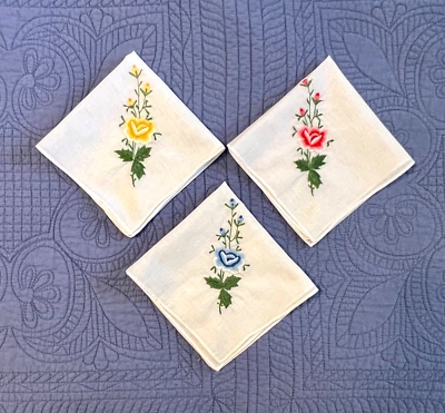 3 Pañuelos NOS Vintage Blancos Bordados Rosas Flores 11" Cuadrados Foto 1 de 4