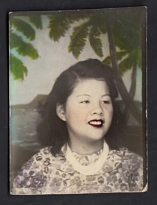 GORGEOUS ASIAN WOMAN w STUNNING RED LIPS ~ 1940s TINTED PHOTOBOOTH PHOTO - Picture 1 of 1