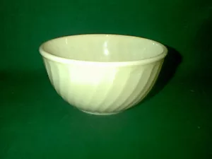 BELLA CIOTOLA DI NIDIFICAZIONE VINTAGE FIRE KING 8" BIANCA A VORTICE - Foto 1 di 3