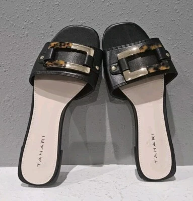 Sandalias para mujer 8 extensiones Tahari negras con hebilla dorada de tortuga tacón de 1" nuevas Foto 1 de 4