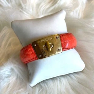 Brazalete vintage Henri Bendel con bisagras de cuero coral y tono dorado - Imagen 1 de 10