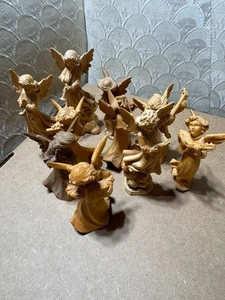 Set aus 9 kleinen handgeschnitzten Holzstatuen "Engel" - 4,25 cm höchste - Bild 1 von 14
