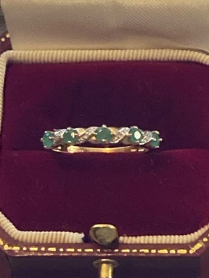 Precioso anillo de diamantes y esmeraldas de oro de 9 quilates talla P.1/2 Foto 1 de 4