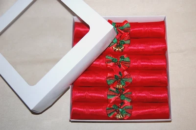 6 Stoff-Servietten rot 43x43 cm mit Dekonadel im Geschenkkarton Weihnachten - Bild 1 von 2