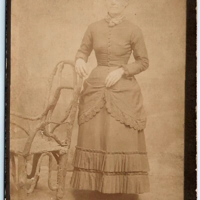 C1890s Johnstown, PA Mulher Galho de Árvore Cadeira Armário Cartão Foto Statler B4 - Imagem 1 de 3