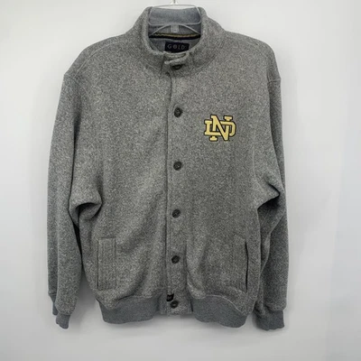 Suéter Para Hombre Gris Abotonado Bordado Notre Dame Marca L Dorado Foto 1 de 4