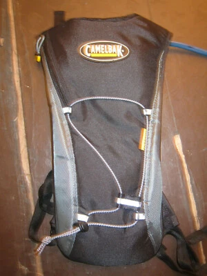 Paquete de hidratación clásico Camelbak con depósito de 2L 70 oz gris/negro Foto 1 de 2