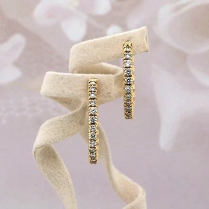 Pendientes de aro de oro amarillo de 14K con diamantes redondos de 0,50 quilates de 0,7" de diámetro  - Imagen 1 de 10