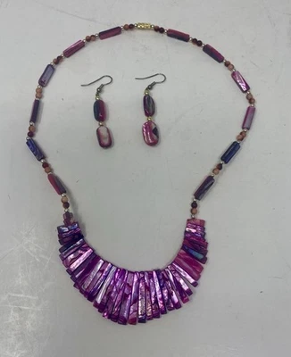 Conjunto de collar y pendientes colgantes con cuentas de madreperla púrpura Foto 1 de 4