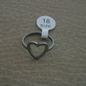 Anello Stainless Steel Acciaio Inox A Forma Di Cuore Senza Nichel Misura 18 - Foto 1 di 4