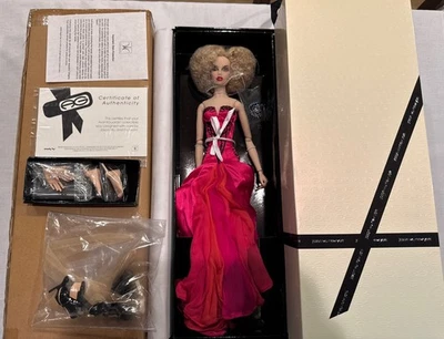 Boneca vestida 16" AvantGuards Bijoux Integrity Toys Jason Wu 2010 certificado de autenticidade - Imagem 1 de 4
