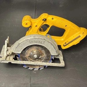 Sierra circular inalámbrica DeWalt DC390 18V de 6-1/2" herramienta desnuda SOLO SIN PROTECTOR DE HOJA - Imagen 1 de 12