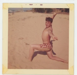 Vintage Foto Strand Hunk Shirtless Man Silly Lunge Gay Int. Fingerschnappen 1959 - Bild 1 von 2