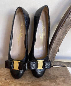 SALVATORE FERRAGAMO Cuero de Cocodrilo Negro y Dorado Vara Tacones de Moco para Niñas Talla 3B - Imagen 1 de 12