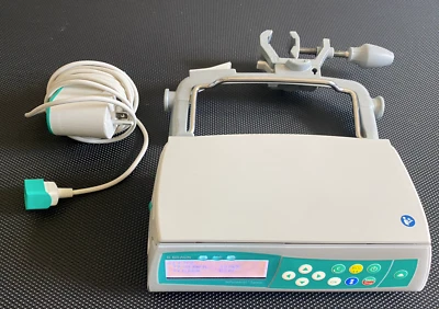 Bomba de infusão espacial B Braun Infusomat com braçadeira de poste, adaptador CA - Imagem 1 de 4