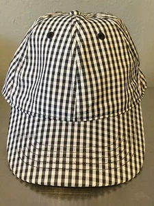 Gorra con correa ajustable a cuadros blanca y negra - Imagen 1 de 8