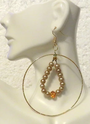 Chic Pendientes de Aro Bronceado Imitación Perla Adorno 3.25" Gancho Cuelga Foto 1 de 3