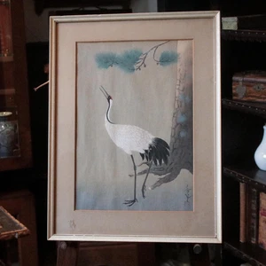 Gerahmtes japanisches Kranichbild auf Seide - rotgekrönter Kranich unter Kiefer, signiert - Bild 1 von 8