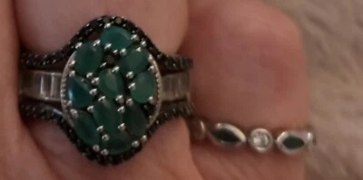 Juego de trío de esmeraldas Sokoto, 2 anillos (9/6) y pendientes, platino sobre plata de ley Foto 1 de 4